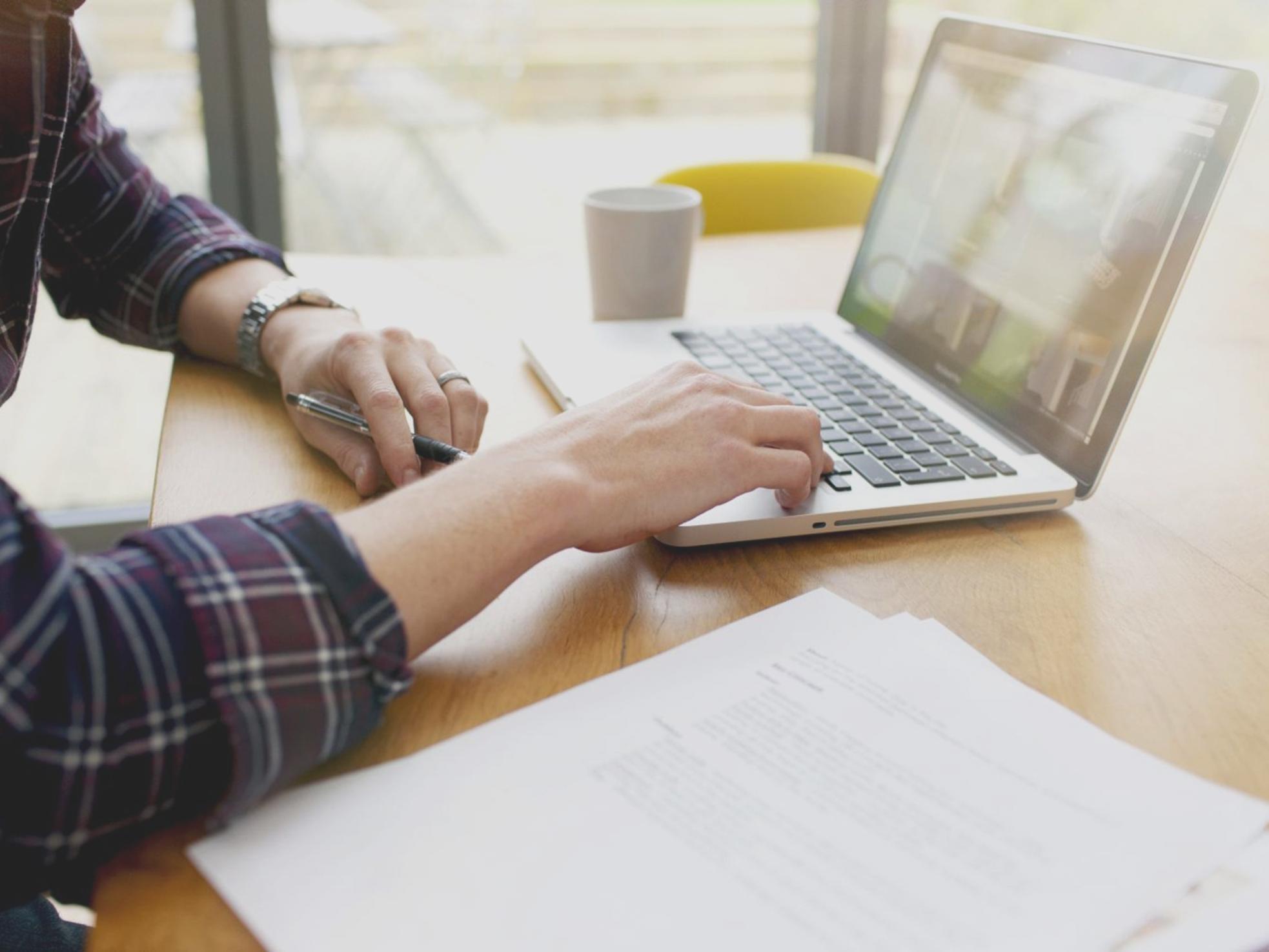 Tableau de bord analytics avec des graphiques de performance et des indicateurs de suivi